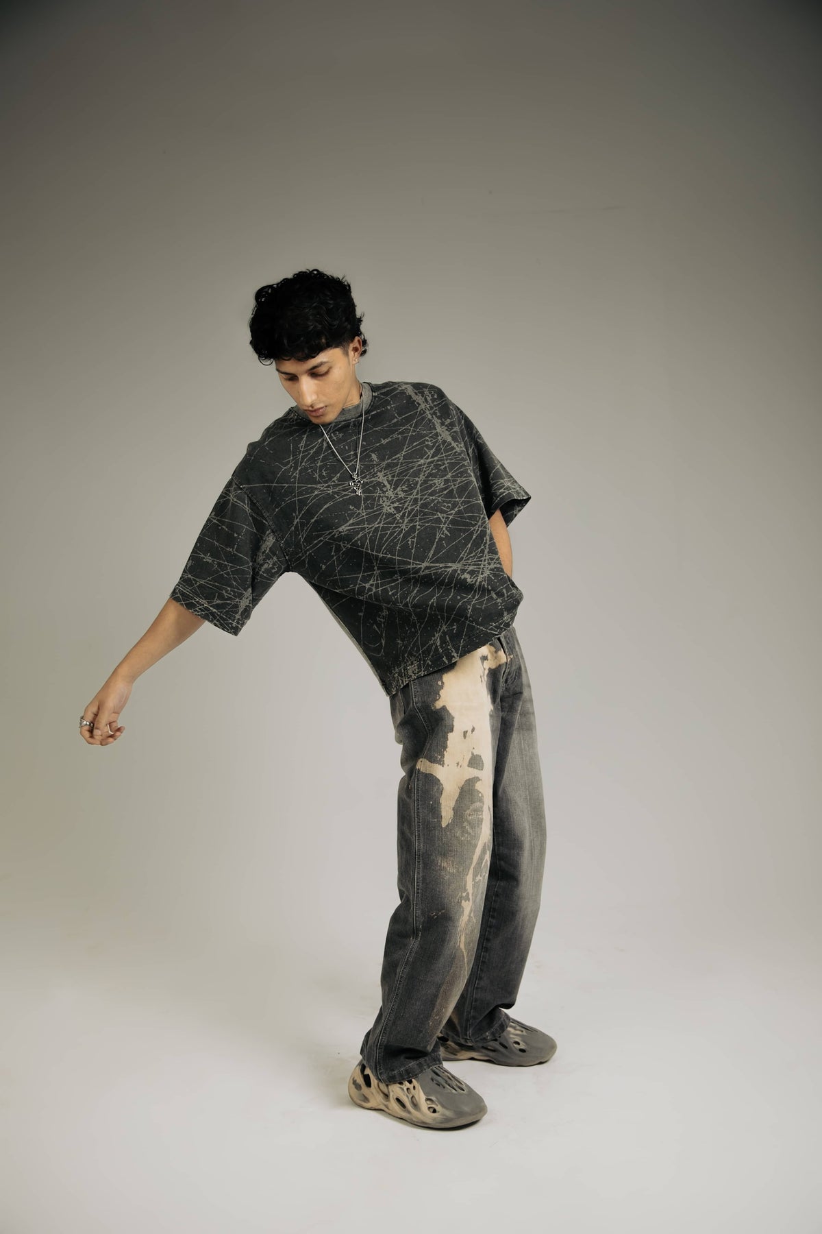Men’s oversized black acid-wash t-shirt, perfect for casual streetwear outfits, cool and relaxed look.