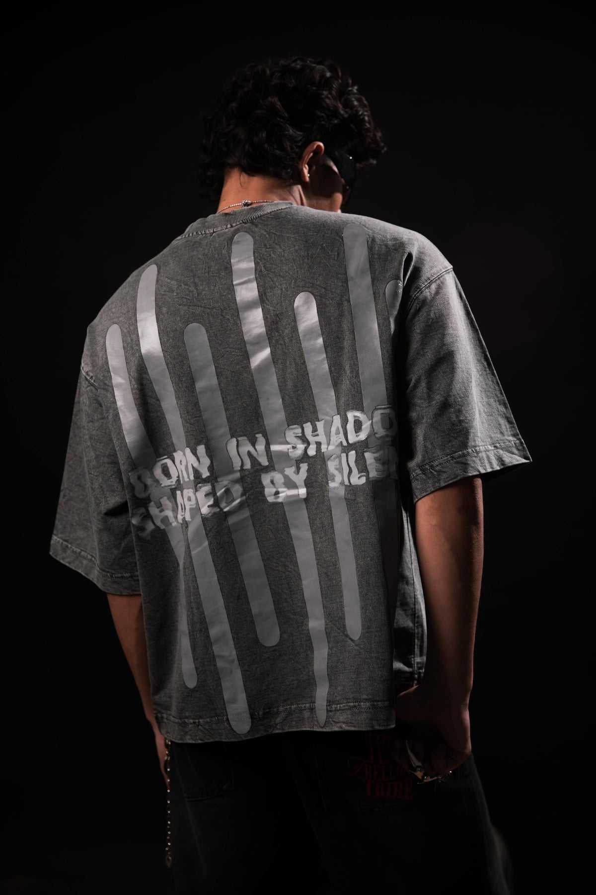 Breathable grey 100% cotton graphic t-shirt with oversized fit, ideal for casual urban wear
