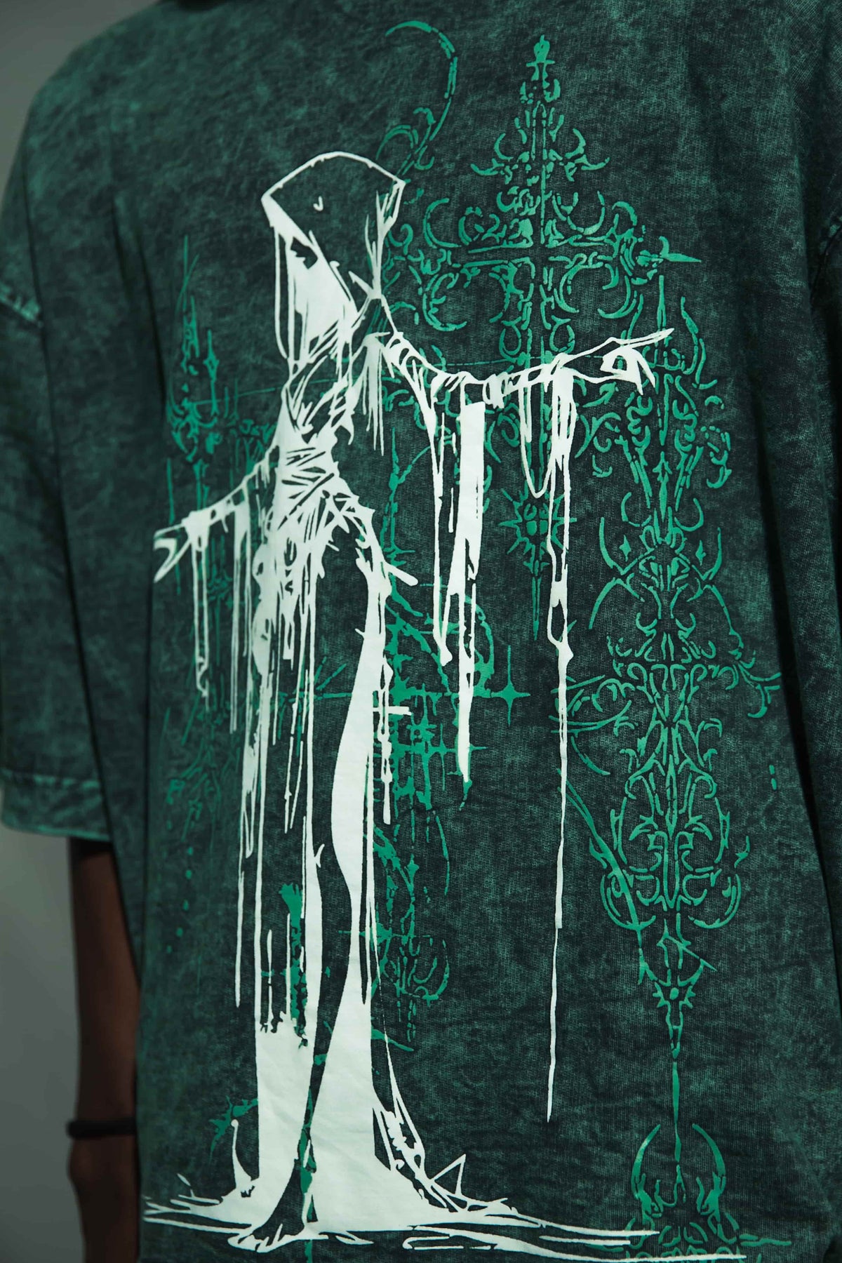 Graphic T-shirt in premium cotton, green oversized fit with a bold hooded figure design. Modern streetwear style with high-quality material and acid wash by zica bella